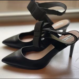 Karl Lagerfeld - Robin Pointed Pump w/ Bow Strap